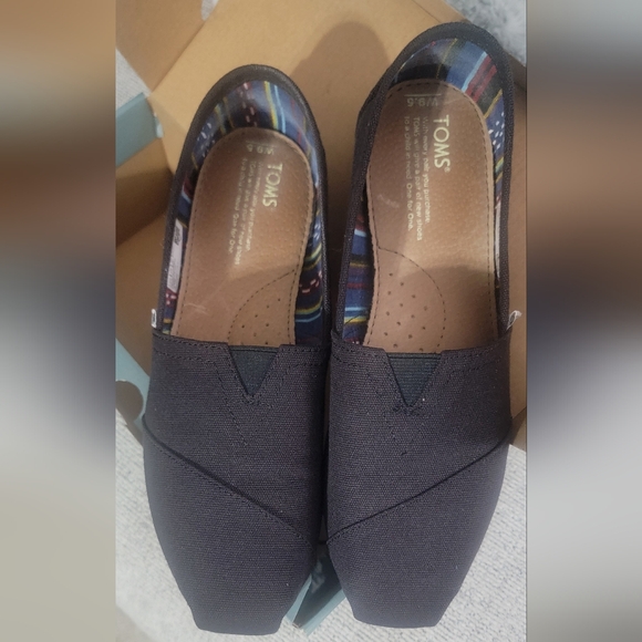 TOMS CLASSIC BLACK ON BLACK CANVAS SHOES - Picture 2 of 4